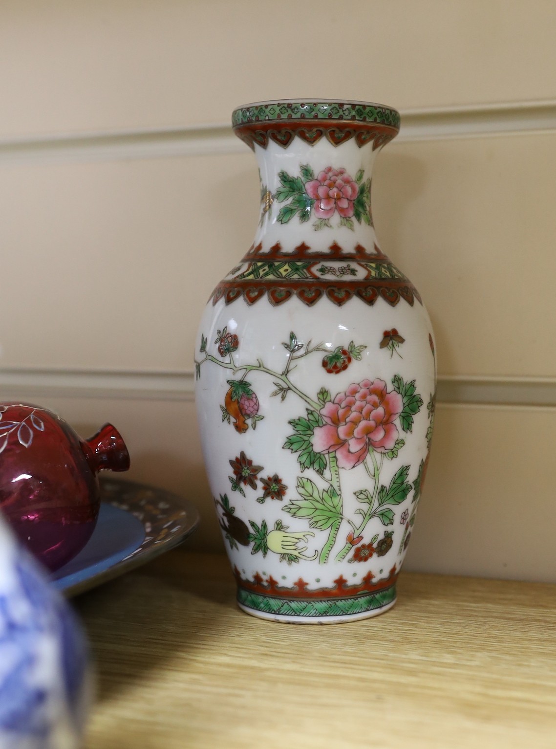 A group of Chinese and Japanese ceramics, tallest 24cm